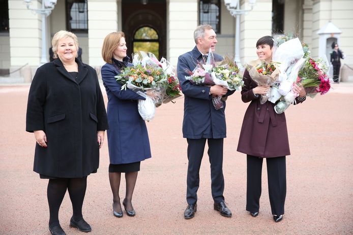 Premier Erna Solberg (links) presenteert drie nieuwe kabinetsleden: (vlnr) Marit Berger Roesland (staatssecretaris voor Europese Zaken), Frank Bakke-Jensen (Defensie) en Ine Eriksen Soreide (Buitenlandse Zaken). Met die laatste benoeming zijn de drie belangrijkste posities in handen van vrouwen.