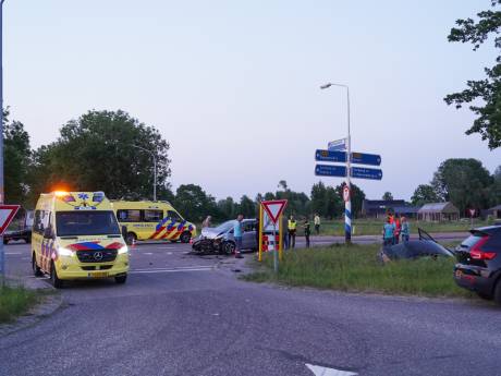 Forse aanrijding in Beek: auto belandt in sloot