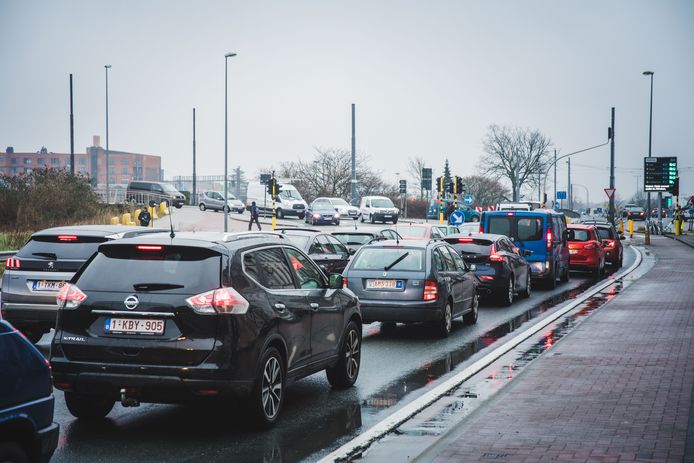 Auto's schuiven aan bij de Dampoort in Gent.