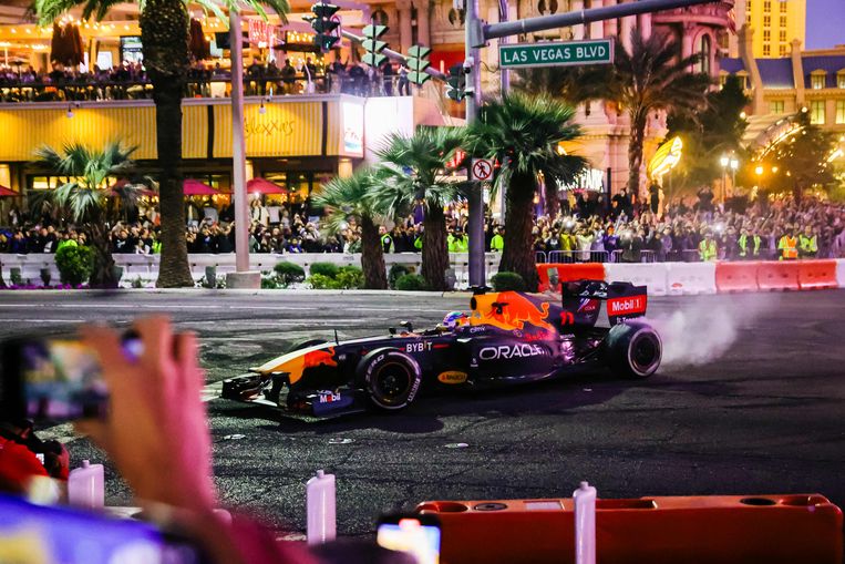 Liberty Media, de Amerikaanse eigenaar van de Formule 1, mikt op een recordwinst van een half miljard bij de GP in Las Vegas. Kaartjes kosten minimaal vijfhonderd dollar. Beeld AFP