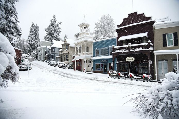 De inwoners van Nevada City in Californië ontwaakten maandag met een dik pak sneeuw voor de deur. (27/12/2021)