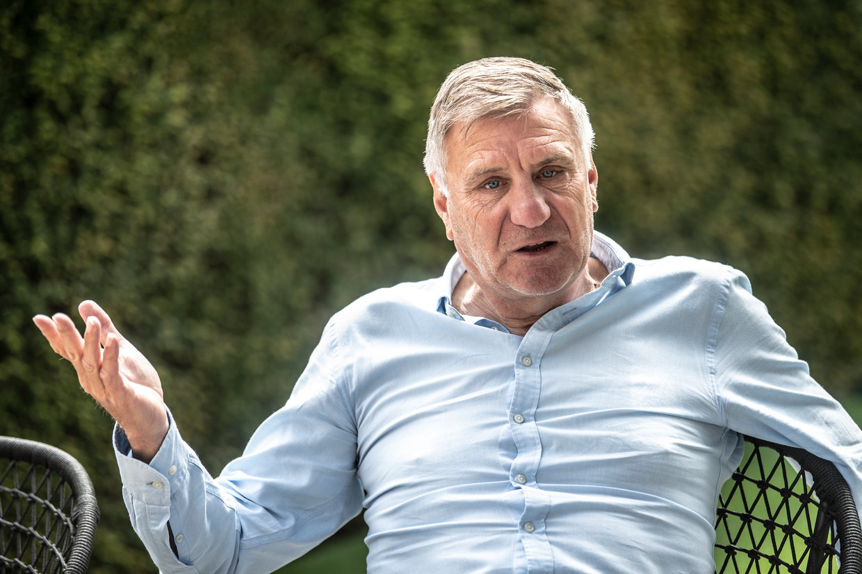 ‘In een voetbaltribune gaat het over gezelligheid, over vriendschap, over ambiance. Hoe het voetbal ook evolueert, dát zal altijd de kern van supporteren blijven.’ Beeld Marco Mertens