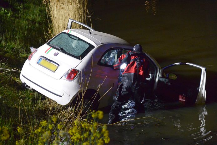 Een auto belandde in het water bij de Overkroetenlaan in Breda.