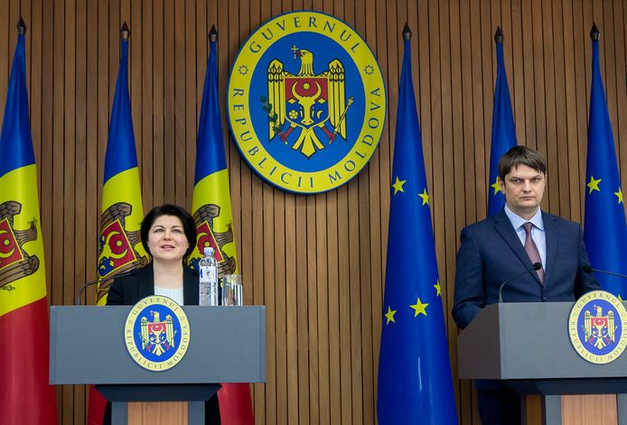 Premier Natalia Gavrilita en Andrei Spinu, minister van Infrastructuur en Regionale Ontwikkeling, gisteren tijdens een persconferentie.