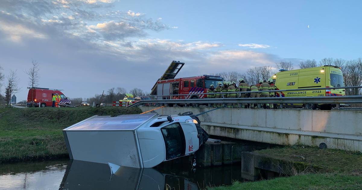 Bestelwagen vol pakketjes belandt in het