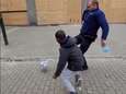 Deux policiers bruxellois improvisent un match de foot avec des jeunes du quartier