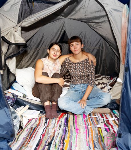 Internationale studenten kamperen in tentje door tekort aan kamers; acties op komst tijdens Dutch Design Week