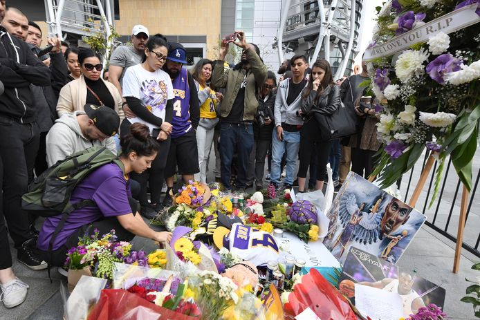 Fans leggen bloemen, brieven, kaarten en foto's bij het Staples Center in Los Angeles.