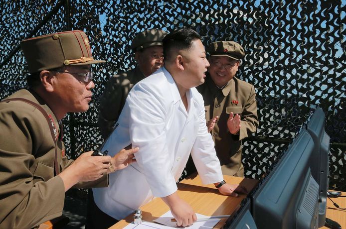 Kim Jong-un bij een test met een raket.