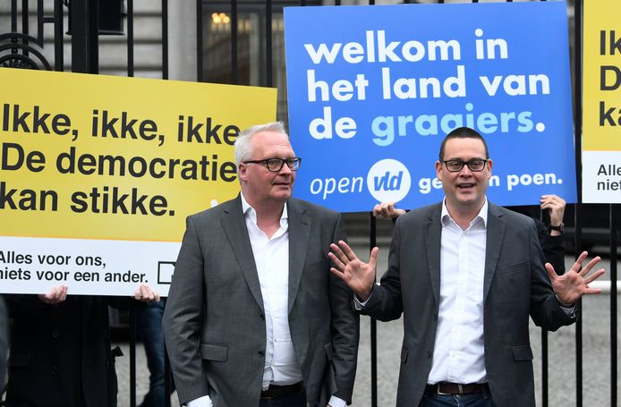 Peter Mertens en Raoul Hedebouw wonen een protestactie bij aan het federale parlement.