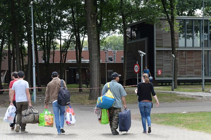 Archieffoto van asielzoekers die arriveren bij het asielzoekerscentrum in Overloon.