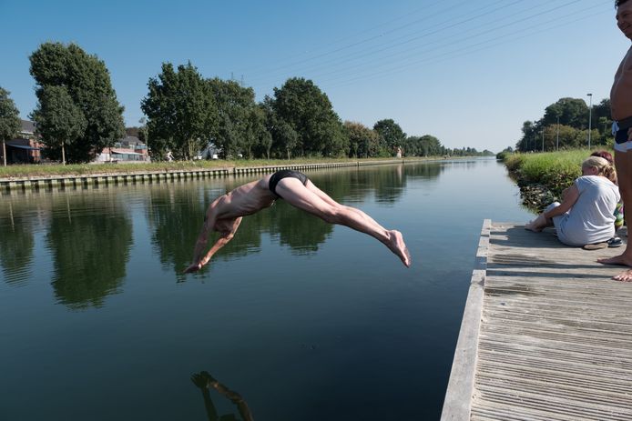In de zomer zie je vaak mensen zwemmen in de Leuvense vaart. Dat blijft verboden.