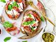 Wat Eten We Vandaag: Toast met pesto, mozzarella en parmaham