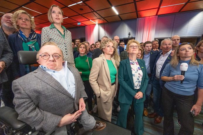 Kandidaten kijken vol spanning naar de uitslag voor Overijssel op de uitslagenavond.