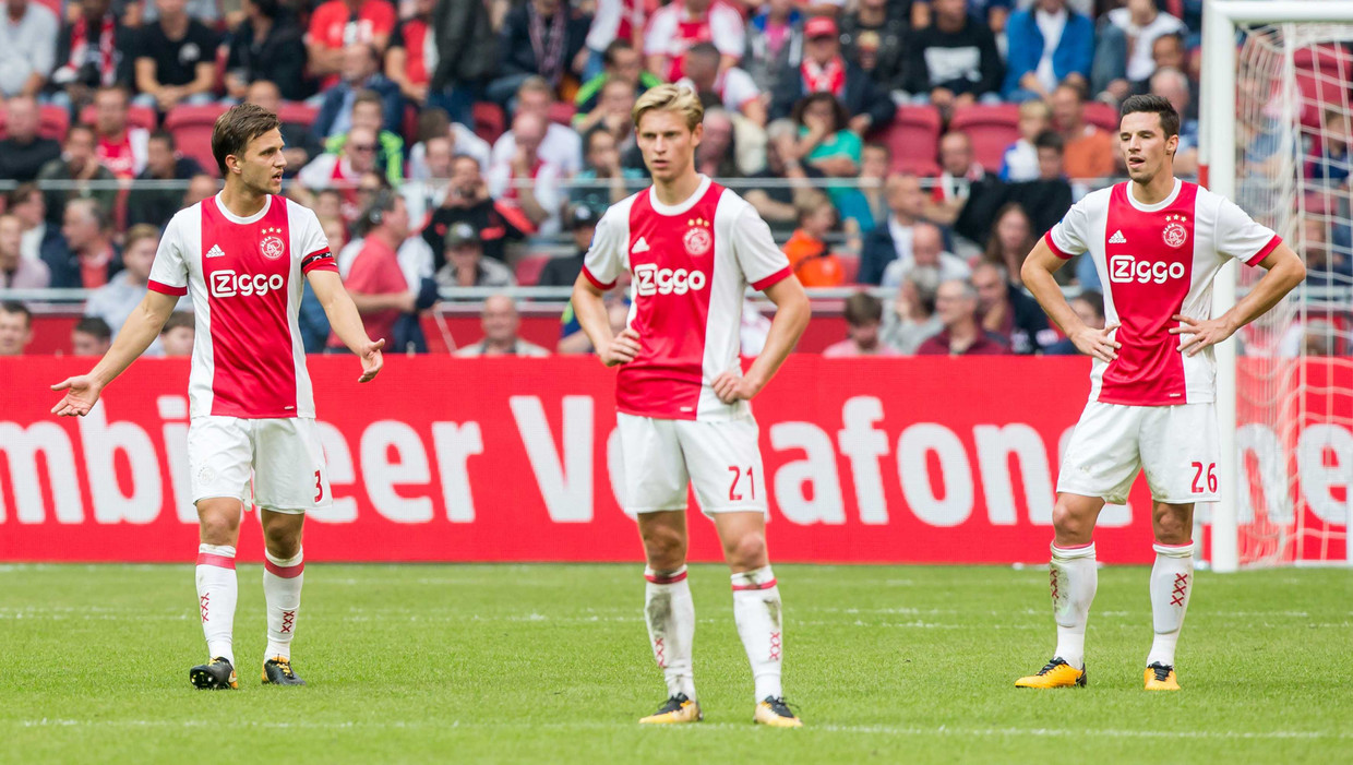 De Jong en Viergever staren verslagen voor zich uit. Aanvoerder Veltman probeert nog het een en ander op te zwepen. Beeld anp