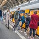 Het is propvol in de trein, en dan eet je buurvrouw ook nog een frietje mayo