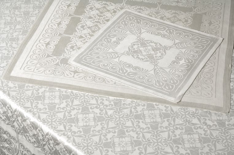 Tafellaken en servet Narcis (dessin 520), 1908. Ontwerper: Chris Lebeau. Uitvoering: E.J.F. van Dissel & Zonen, Eindhoven. Beeld Joep Vogels/TextielMuseum