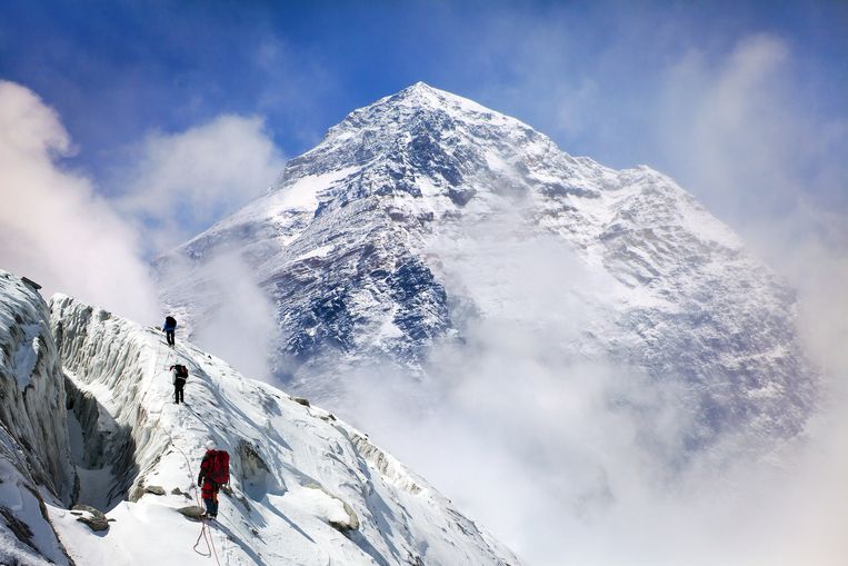 De hoogte van de Mount Everest staat al langer ter discussie.  Beeld Getty