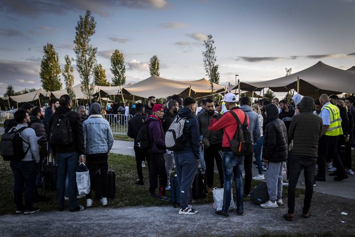 rode-kruis-deelt-water-en-ijsjes-uit-bij-azc-in-ter-apel-groningen