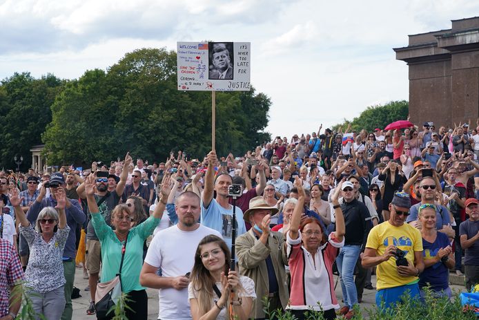 Coronademonstranten luisteren naar Robert F. Kennedy Jr, tijdens een demonstratie in Berlijn. Hij is een neef van de voormalige Amerikaanse president Kennedy.
