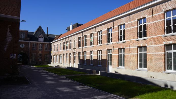 Het herenhuis dat uitgeeft op het Onze-Lieve-Vrouwplein (achteraan) zal in april ook nog worden omgevormd tot appartementen.