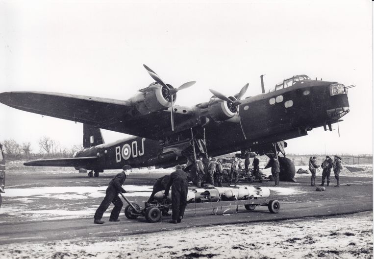 Grondpersoneel van de Royal Air Force rolt een trolley beladen met bommen naar een gestationeerde Short Stirling.  Beeld Collectie Gerard Groeneveld