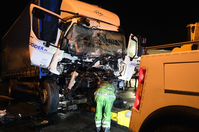 Vrachtwagen rijdt frontaal op takelwagen op de Haachtsesteenweg in Kampenhout.
