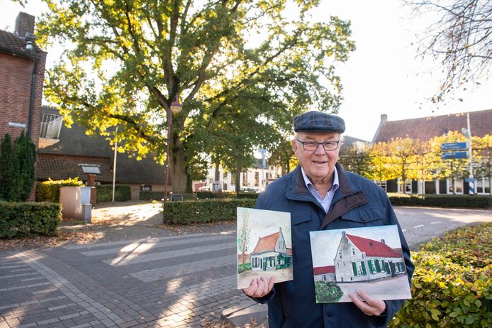 Piet Faro op de plek waar achter hem, bij de boom, zijn ouderlijk huis stond. De schilderijtjes van zijn ouderlijk huis heeft hij zelf geschilderd.