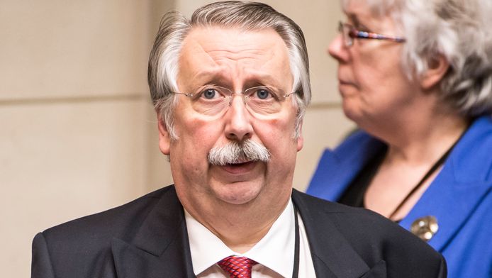 Sur les ondes de la RTBF, le président de la Chambre, André Flahaut, a estimé qu'il n'y avait pas lieu de rendre public le patrimoine privé des élus belges.