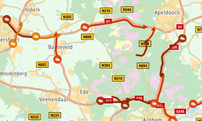 De verkeerssituatie richting Apeldoorn rond vier uur vanmiddag: een afgesloten A50 en files op de A1.