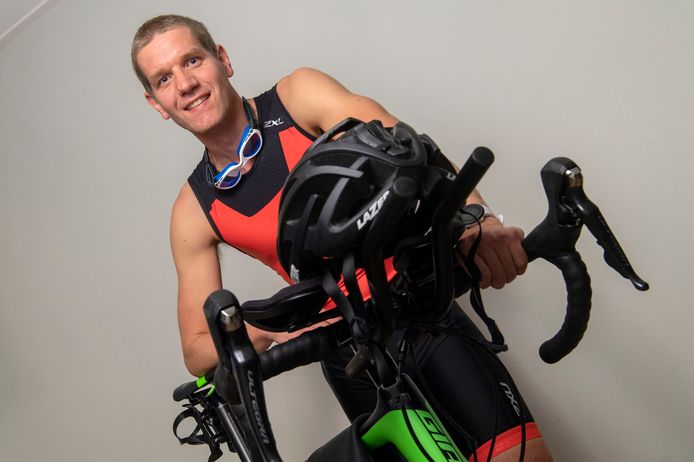 Rob Lanting is sportief aangelegd. „Toen ik 35 werd, dacht ik: ik ben gezond, heb geen blessures en ik ben nog hartstikke fit. Als ik die hele triatlon nog een keer wil doen, dan is dit het moment.”