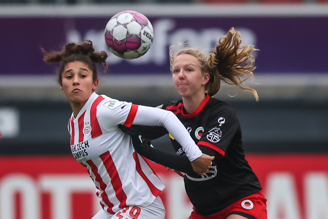 Aanvalster Chimera Ripa van PSV in duel met Lieke de With. De 1-2 was haar eerste goal in het Eindhovense shirt.
