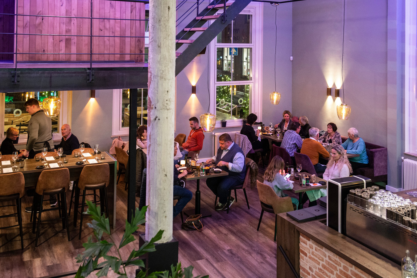 Restaurant Quisine zit in een fraai pand aan de Heuvel in Oosterhout en kent binnen diverse hoogteverschillen.