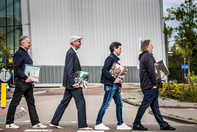 Het Industrieplein in Hengelo tover je met een beetje fantasie om in Abbey Road. Vlnr. Bert Otten , Andre Vis , Gerard ter Hedde en Theo Hakkert.
