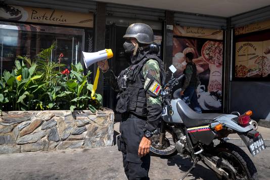Een soldaat met gezichtsmasker roept mensen in Venezuela op om zo snel mogelijk naar huis te gaan en een gezichtsmaskertje te dragen.