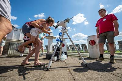 Zonnig educatief avontuur bij Sterrenwacht Halley: ‘Mooi om al die vlammen en vlekjes op de zon te z