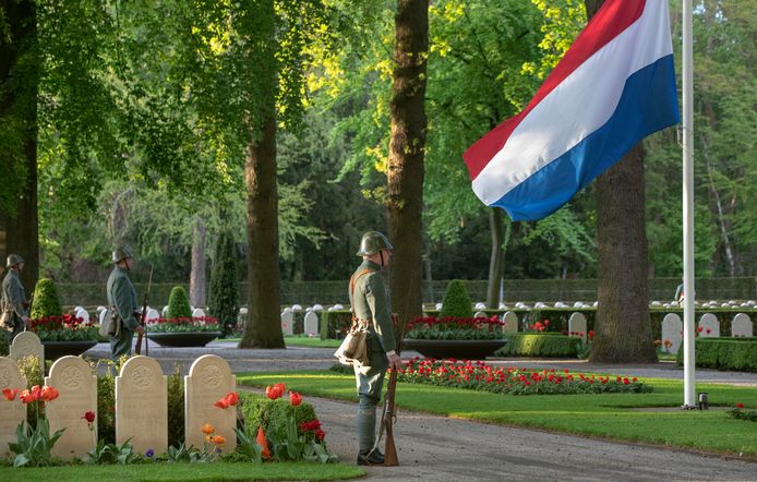 Erewacht tijdens de Nationale Dodenherdenking op 4 mei 2019, komende maandag is er een kranslegging op het Militair Ereveld op de Grebbeberg in het bijzijn van een twintigtal WOII-veteranen.