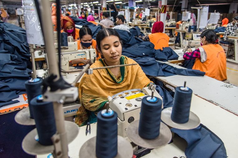 Vrouwen aan het werk in een kledingfabriek in Bangladesh. Beeld Future Publishing via Getty Images