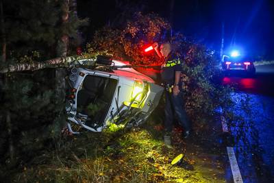 Bakwagen vliegt uit de bocht en botst op boom in Heerde: twee inzittenden gewond