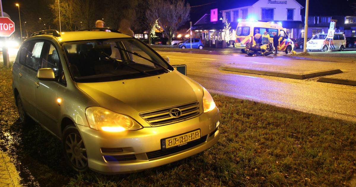 Motorrijder raakt gewond na botsing met auto in Mariënheem.