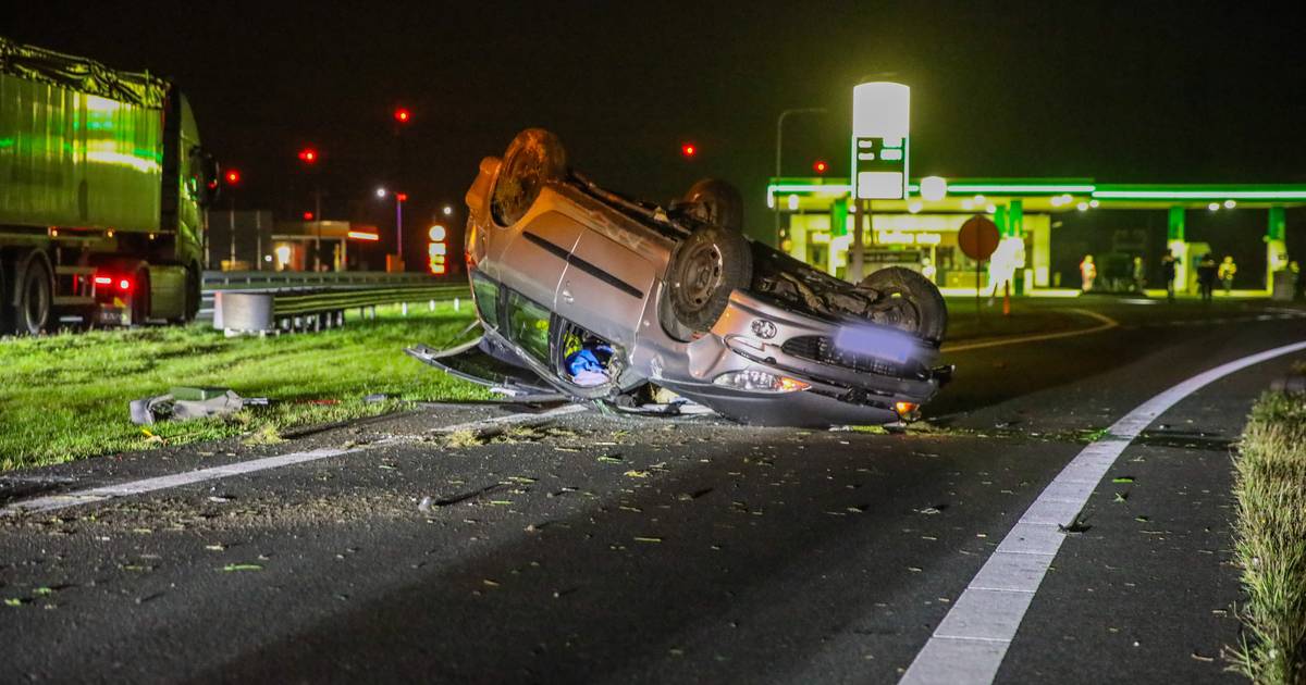 Deense auto over de kop geslagen bij tankstation langs A7 bij Scheemda