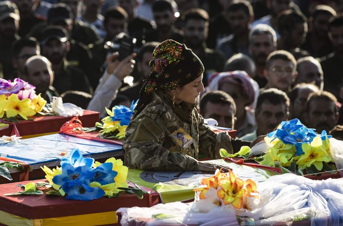 Begrafenis van vijf Koerdische strijders van Syrian Democratic Forces (SDF) in Qamishli, Koerdische stad in het noordoosten van Syrië.