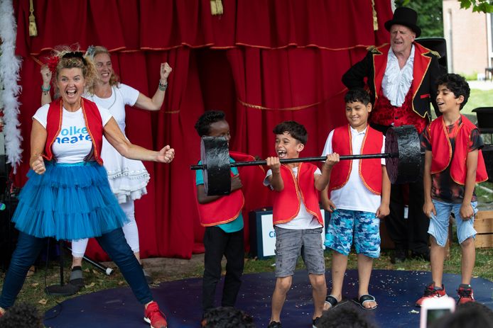 Circus Wolkentheater toert langs alle asielzoekerscentra in het land om de kinderen te vermaken met een circusvoorstelling.