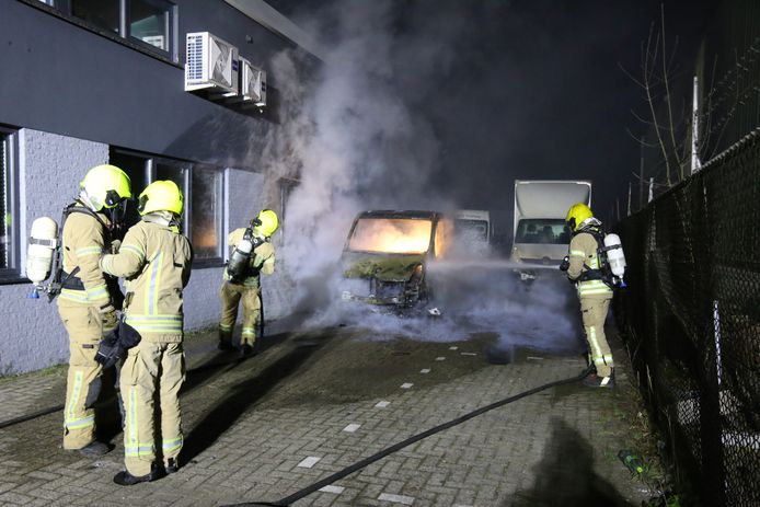Van de bestelbus is weinig meer over.