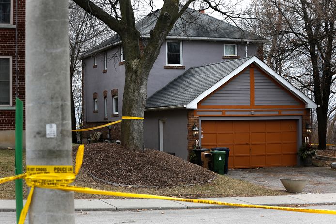 Een van de woningen in Toronto waar de politie nader onderzoek deed in de tuin.