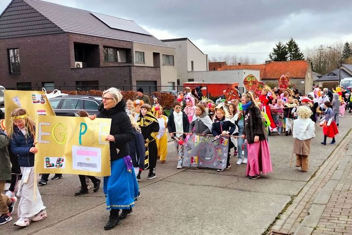 De kinderen van basisschool De Zonnevlier uit Vlierzele trokken voor hun kindercarnavalsstoet 'de wereld rond'.