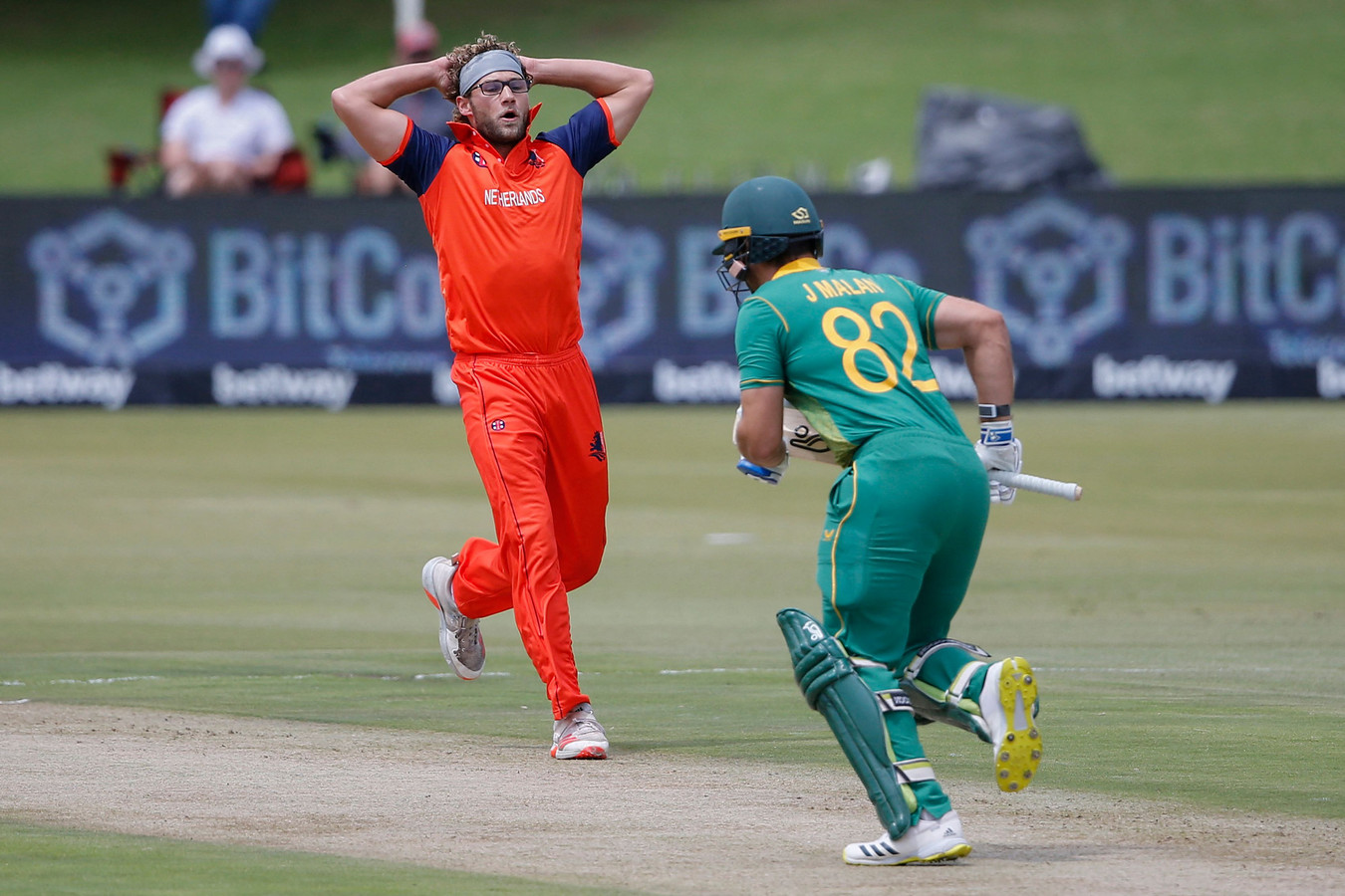 Vivian Kingma in actie namens het Nederlands cricketteam