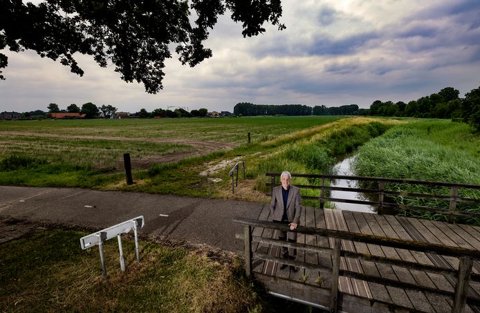 Wim van de Kerkhof bij de Goorloop in Beek en Donk, die in de toekomst weer meer gaat meanderen, een van de projecten van de Ontwikkelingsmaatschappij Ruimte voor Ruimte.