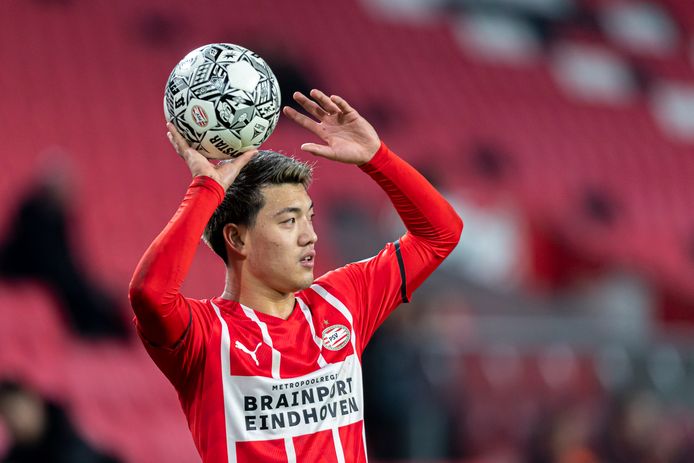Ritsu Doan in het duel met Vitesse.