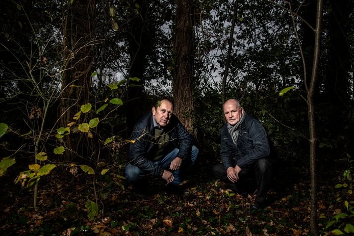 Jan Evers (links) en Pieter Föllings hebben beiden, onafhankelijk van elkaar, resten gevonden van waarschijnlijk dezelfde Duitse militairen. Onlangs hebben ze elkaar bij toeval ontmoet. De botten lagen in een bosje op de Berendonck.